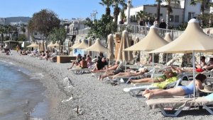 Bodrum'da havalar ısındı, sahiller doldu