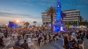 Büyükşehir Belediyesi ilk iftar yemeğini Konak Meydanı'nda düzenledi