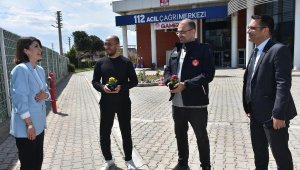 Çatıya sıkışan kargayı kurtaran ekibe çiçekle teşekkür etti