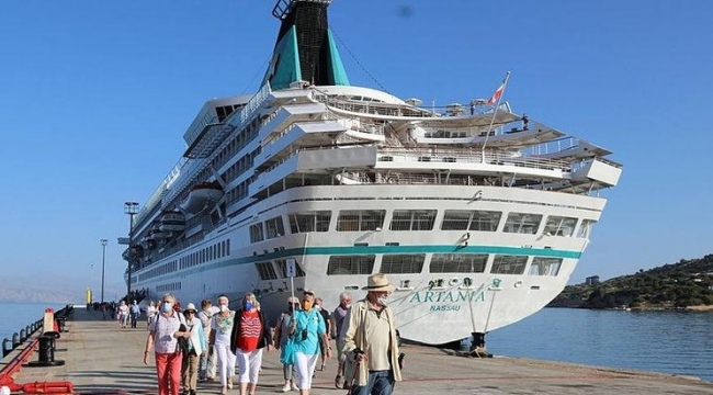 Çeşme'ye 3 yıl aradan sonra ilk gemi yanaştı