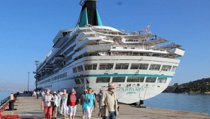 Çeşme'ye 3 yıl aradan sonra ilk gemi yanaştı