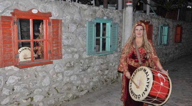 Datça'nın tek ramazan davulcusu Özlem