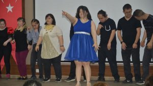 Down sendromlu öğrencilerden polisler için dans gösterisi