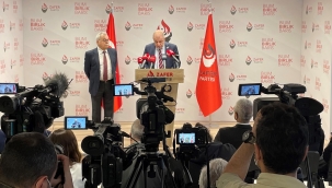 Ecevit'in sağ kolu, İzmirli eski bakan, törenle Zafer Partisi'ne katıldı