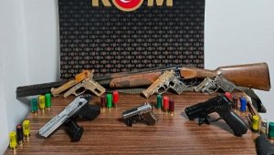 Ev ve bahçede çok sayıda silah ele geçirildi