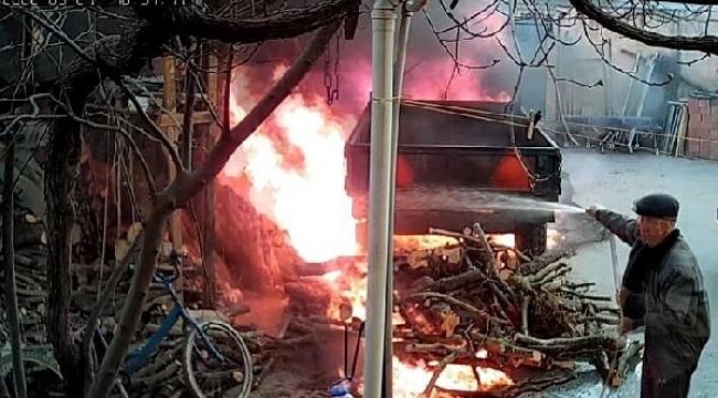 Evinin önüne park ettiği traktörü yandı