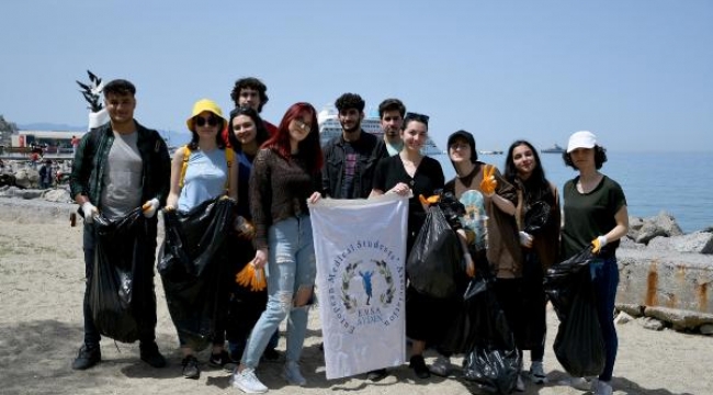 Geleceğin doktorlarından Kuşadası'nda çevre temizliği