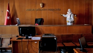 Hakim, maske takmayan katibi açığa aldırdı