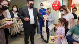 Hastanedeki çocuklara 23 Nisan sürprizi