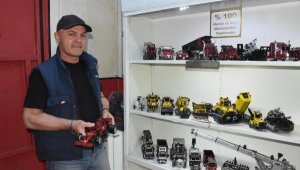 Hastanenin hurdalarından oyuncak yapıyor