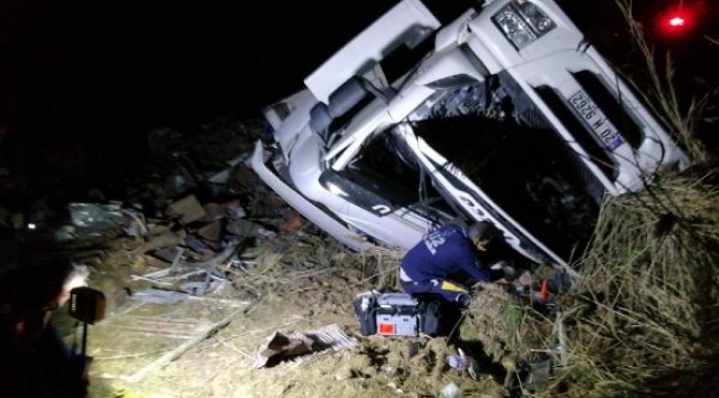 Hurda yüklü TIR devrildi: 1 ölü, 1 yaralı