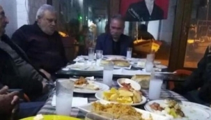 İftarda rakı masası paylaşan CHP'li, partisinden istifa etti