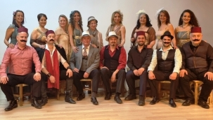 İzmir Aşkına Müzikali, 80 oyuncu ve 12 şarkıyla sahnede