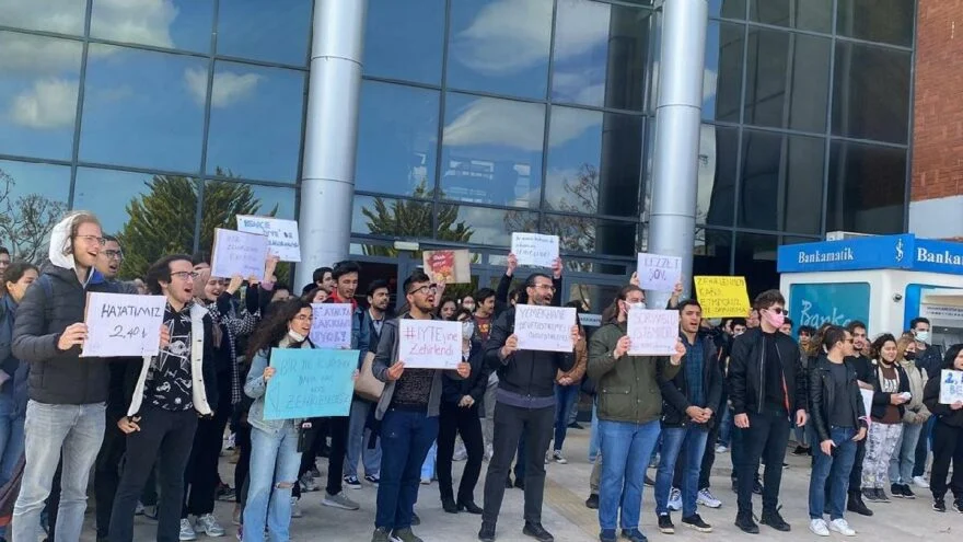 İzmir'de üniversitelilerden zehirlenme isyanı