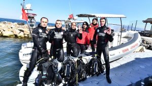 İzmir İtfaiyesi'nin kurbağa adamları eğitimlerini tamamladı