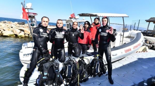 İzmir İtfaiyesi'nin kurbağa adamları eğitimlerini tamamladı