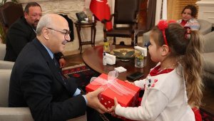 İzmir Valisi Köşger, mucize bebek Ayda'yı ağırladı