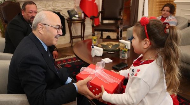 İzmir Valisi Köşger, mucize bebek Ayda'yı ağırladı