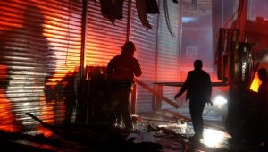 İzmir'de 3 işyeri, yangında büyük zarar gördü