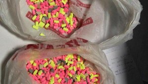 İzmir'de araçta 1493 uyuşturucu hap ele geçirildi