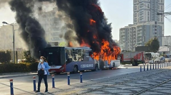 İzmir'de belediye otobüsü, alev alev yandı