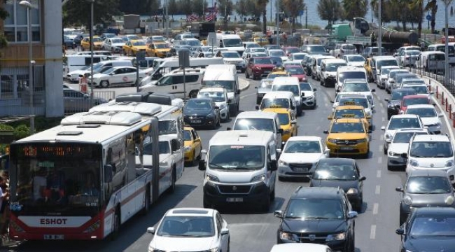 İzmir'de martta trafiğe kayıtlı araç sayısında artış oldu