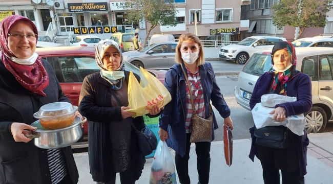İzmirli AK Kadınlar, evde pişirdikleri yemeklerle gönül sofrası kuruyor