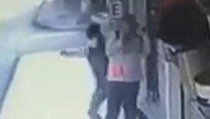 Kadının kulağındaki telefonu çaldı