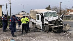 Kamyonet park halindeki kamyona çarptı: 11 yaralı