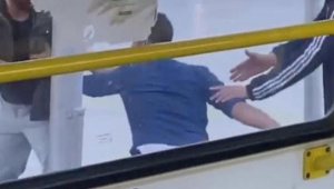 Kavgayı ayırmak isteyen kişiyi bıçaklayan taksici tutuklandı