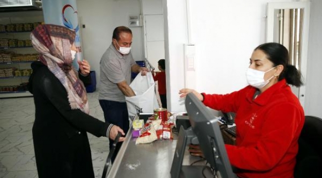 Konak Belediyesi'nden 11 bin 500 aileye ramazan yardımı