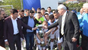 Kupayı hayatını kaybeden taraftara götürdüler