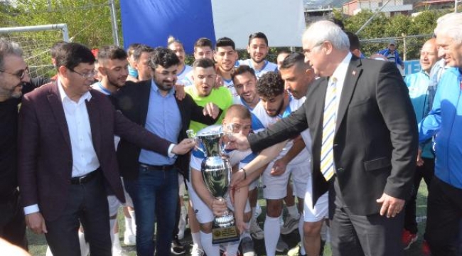 Kupayı hayatını kaybeden taraftara götürdüler