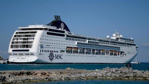 Kuşadası'na denizden ABD'li ve İtalyan 860 turist