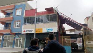 Lodosta iş yerinin çatısı uçtu; müşteri saniyelerle kurtuldu