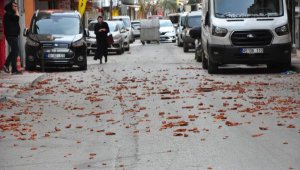 Manisa'da kum fırtınası; çatıdaki kiremitler uçtu