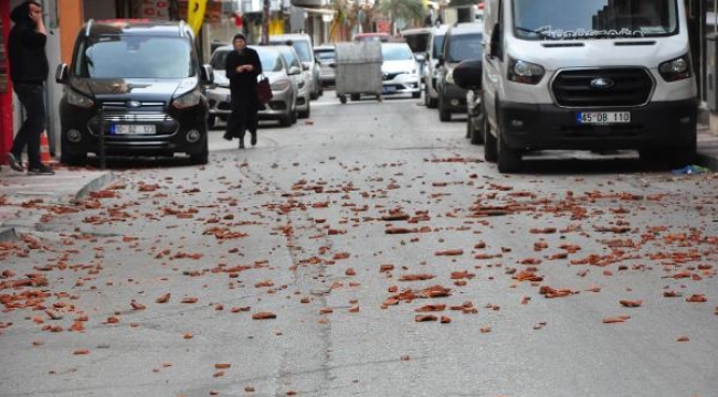 Manisa'da kum fırtınası; çatıdaki kiremitler uçtu