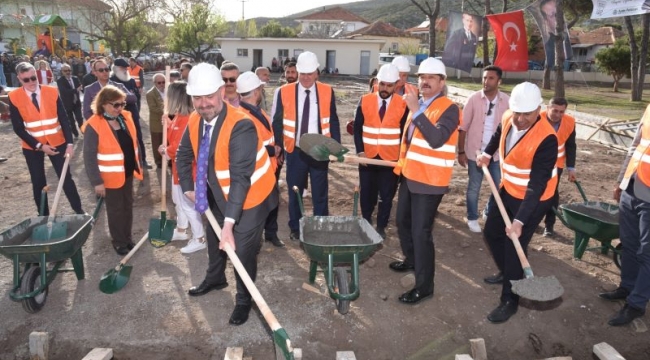 Menemen Belediyesi 20 halı saha yapacak! İlk temel atıldı