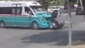 Minibüsle motosikletin çarpıştığı kaza kamerada