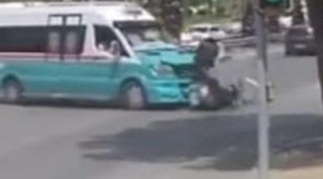 Minibüsle motosikletin çarpıştığı kaza kamerada