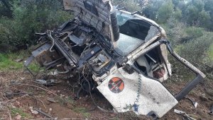 Moloz yüklü kamyon şarampole yuvarlandı