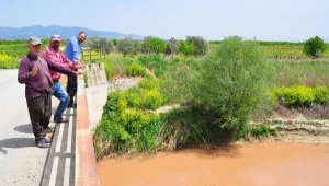 Nif Çayı kırmızı aktı; çifti tedirgin