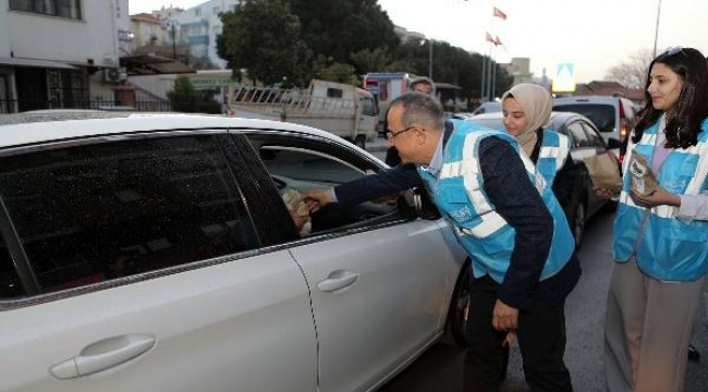 Öğrencilerle sahur yaptı, trafikte bekleyen sürücülere iftarlık dağıttı