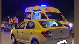 Otomobille çarpışan motosiklet sürücüsü öldü