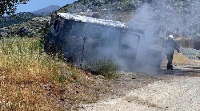 Park halindeki minibüsü ateşe verdi