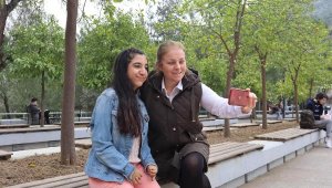 Protez kollarıyla hayata tutundu