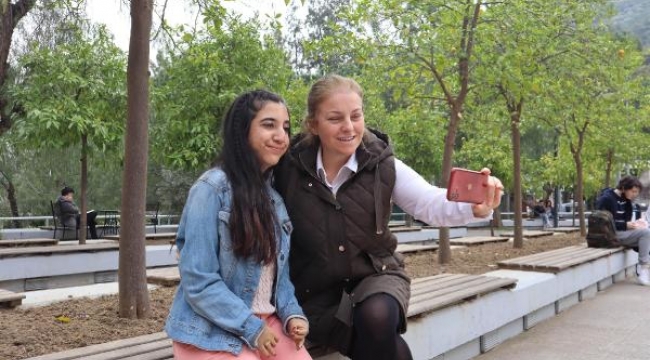 Protez kollarıyla hayata tutundu