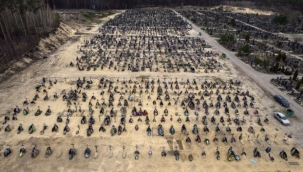 Rus ordusunun çekildiği iki kentte toplu mezarlar kazılmaya başlandı