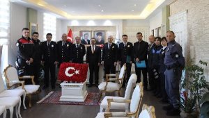 Seher öğretmeni yaralı bulan polislere ödül