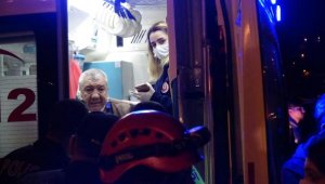 Sıkıştırılan otomobil refüjü aşıp ağaca çarptı